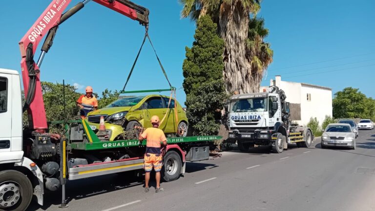 Coche accidentado en el camino de Puig d'en Valls con la carretera de Santa Eulària.