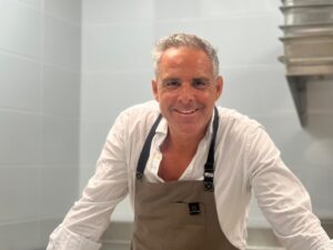 Pau Barba en la cocina de El N&aacute;utico de Ibiza.