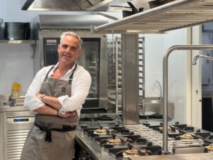 Pau Barba en la cocina nueva de El Na&uacute;tico de Ibiza.