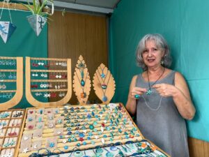 Obdulia, con sus artesan&iacute;as en la feria &lsquo;Viu l&rsquo;Artesan&iacute;a&rsquo;