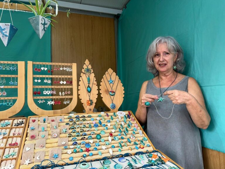 Obdulia, con sus artesanías en la feria ‘Viu l’Artesanía’