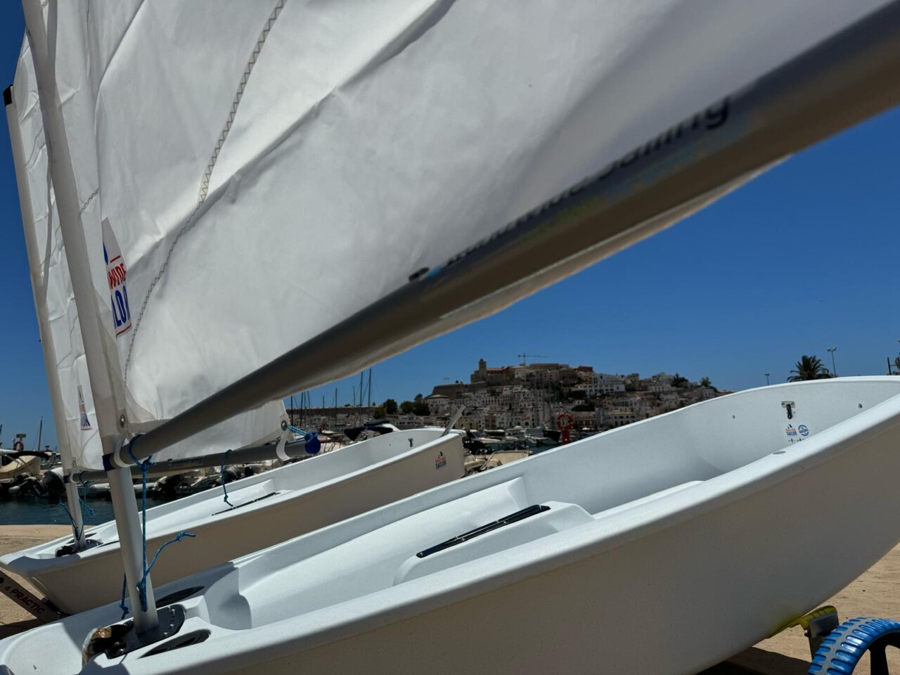 Optimist del Club Mare Nostrum, en las instalaciones de Port Nàutic Ibiza. Optimist del Club Mare Nostrum, en las instalaciones de Port Nàutic Ibiza.