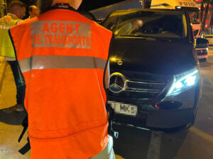 Un agente de Transportes del Consell, en un control contra el intrusismo en el transporte.