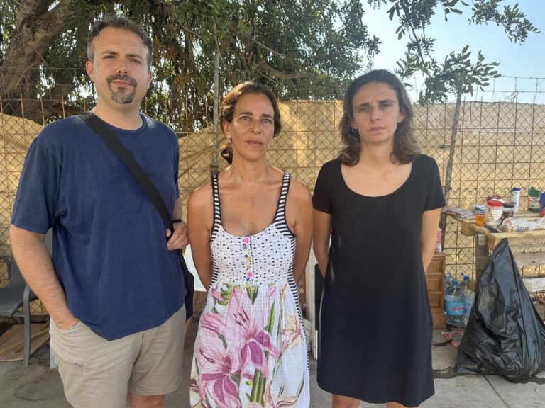 La coordinadora de Podemos Baleares, Lucía Muñoz, y representantes de la formación en Ibiza