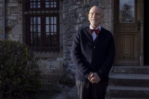 John Malkovich protagoniza El mayordomo ingl&eacute;s: "Una de las medicinas para lidiar con la vida es la habilidad para re&iacute;r"