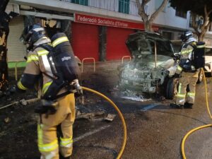Da&ntilde;os en un veh&iacute;culo por un incendio de contenedores en Ibiza.