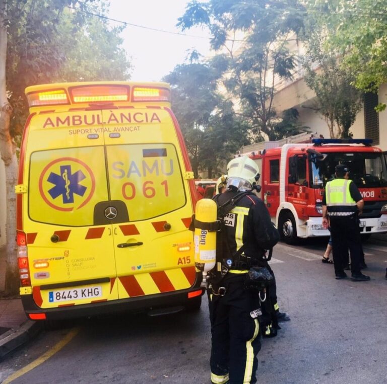 AMP. Sucesos. Asistidas 52 personas en un incendio en un edificio de 13 plantas en Palma