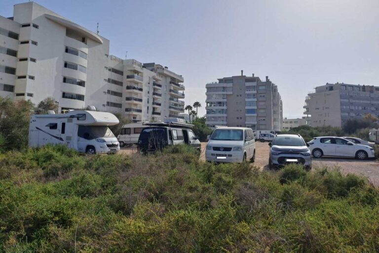 Varias caravanas en un solar de la Avenida Ocho de Agosto de Ibiza.