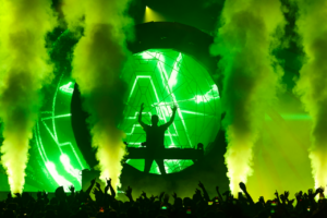 Armin van Buuren actuando en vivo en su residencia en Ushua&iuml;a Ibiza 2024 (Ph prensa)