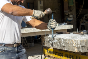 Así trabaja la empresa sus refinadas piedras (Ph press Imam)