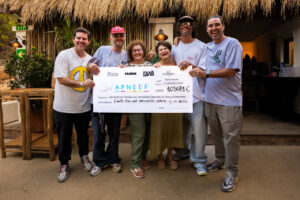 De izquierda a derecha, Christian Anad&oacute;n, Adam Port (Keinemusik), SusiFresneda y CarmenBoned (APNEEF), &Me (Keinemusik) y Alan Anad&oacute;n durante la entrega de la donaci&oacute;n del Grupo Mambo a favor de Apneef.