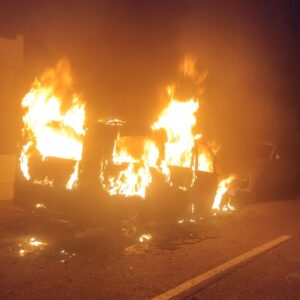 Coche incendiado en Santa Eul&agrave;ria.