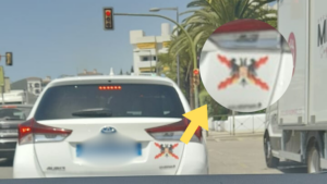 Cruz Borgo&ntilde;a y &Aacute;guila bicefalia en un taxi de Ibiza