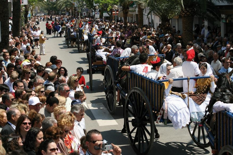 Desfile de carros de las fiestas de Jesús.