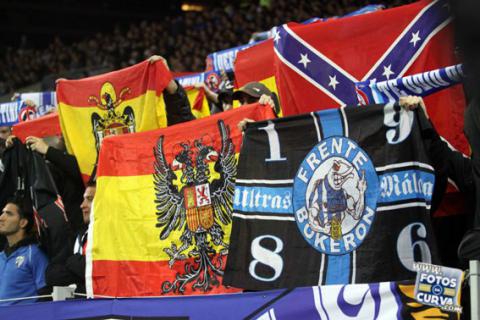 En un partido del Málaga, la bicefalia junto a la bandera confederada y grupos ultras del club