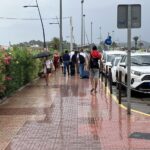 Taxis en el puerto de Ibiza un día lluvioso.