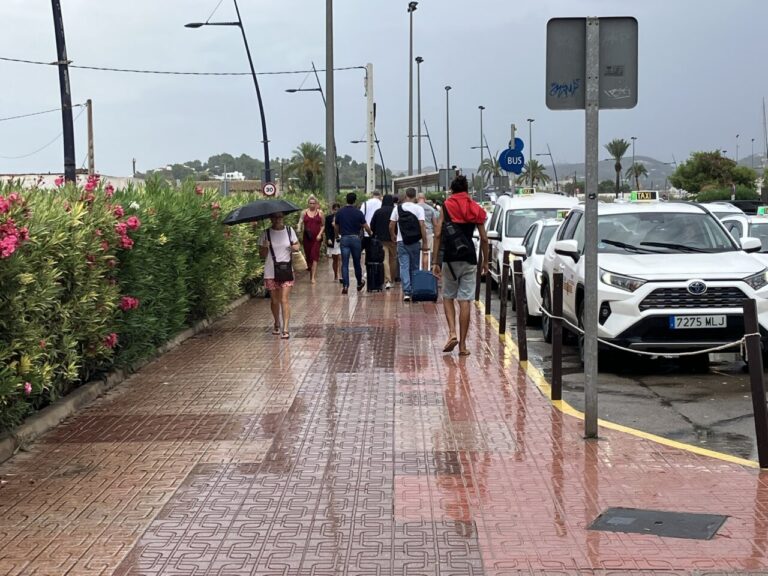 Taxis en el puerto de Ibiza un día lluvioso.