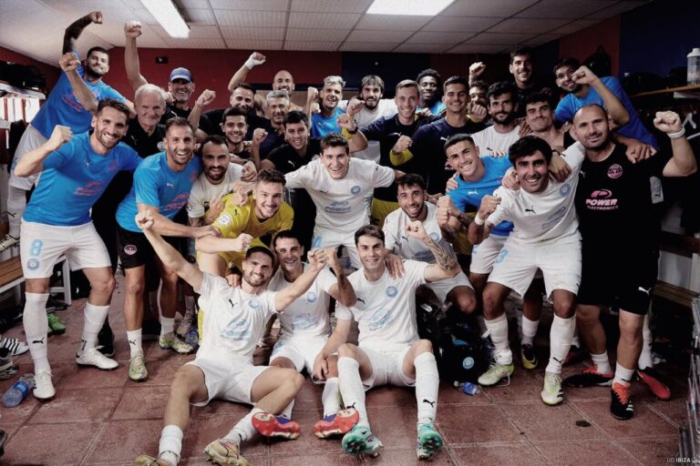 Jugadores de la UD Ibiza celebrando la victoria.