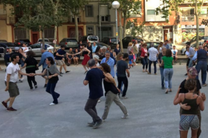 Personas bailando Swing en un espacio p&uacute;blico Foto ilustrativa
