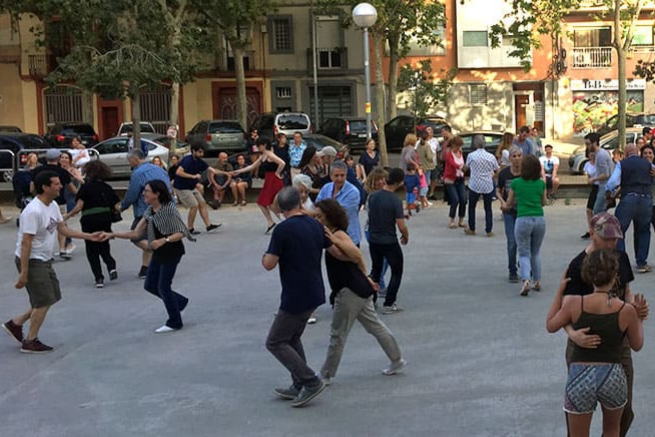 Personas bailando Swing en un espacio público Foto ilustrativa