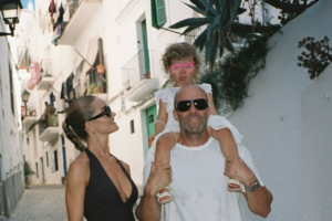 Rosie Huntington Whiteley junto a su pareja, Jason Statham y sus hijos (Ph Instagram @rosiehw)