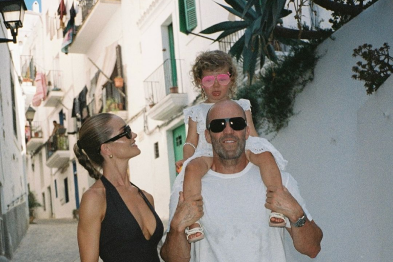 Rosie Huntington Whiteley junto a su pareja, Jason Statham y sus hijos (Ph Instagram @rosiehw)