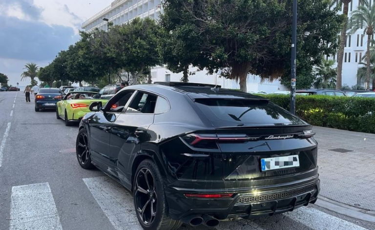 Los dos coches sancionados por la Policía de Local de Ibiza.