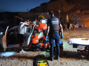 La Polic&iacute;a Local de Sant Joan asistiendo al joven.