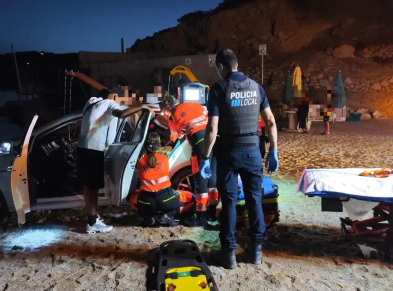 La Policía Local de Sant Joan asistiendo al joven.