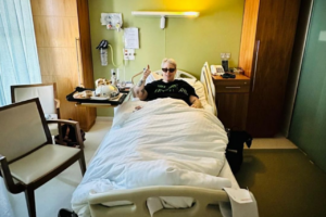 The Blessed Madonna en el hospital en el que comenzar&aacute; su tratamiento (Ph @theblessedmadonna)