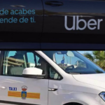 Un Uber y un taxi