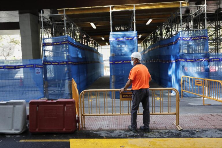 Un obrero durante su jornada laboral.