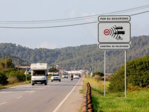 Veh&iacute;culos en la carretera de Ses Salines.