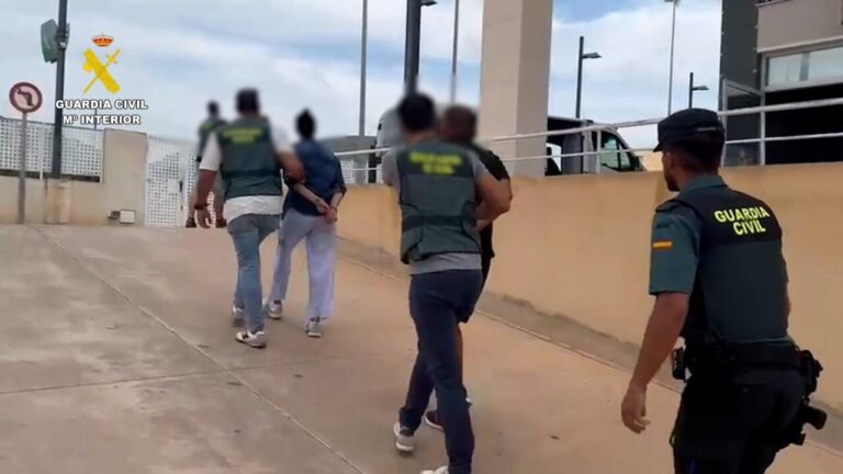 Imagen de archivo de la Guardia Civil trasladando detenidos a los juzgados.