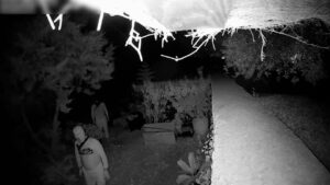 Encapuchados captados por una c&aacute;mara de seguridad. Archivo.