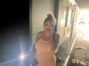 La mujer que ha sido rescatada, a las puertas de su casa la ma&ntilde;ana del s&aacute;bado.
