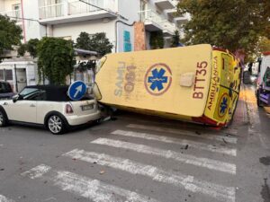 La ambulancia volcada en Sant Antoni.
