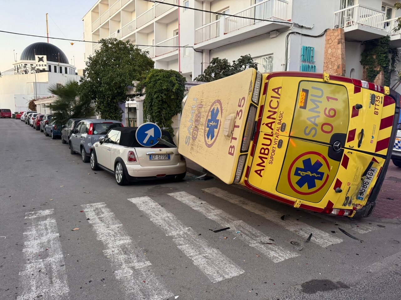 La ambulancia volcada.