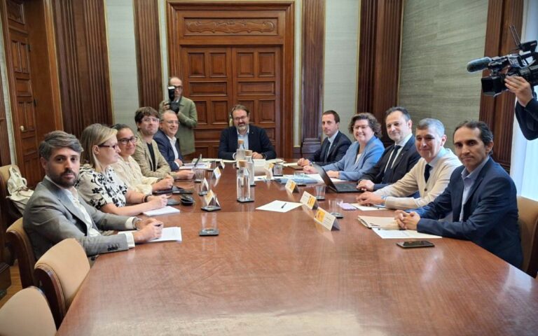 Llorenç Córdoba en la reunión entre representantes insulares y el Secretario de Estado.