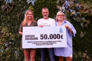 Yann Pissenem junto a Marisina Mar&iacute; y Alba Pau con el cheque solidario a Fundaci&oacute;n Conciencia (Ph press)