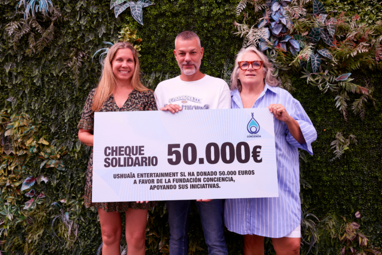 Yann Pissenem junto a Marisina Marí y Alba Pau con el cheque solidario a Fundación Conciencia (Ph press)