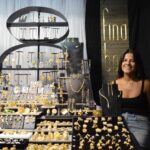 Fina Bou en Viu l&rsquo;Artesania 2024: un mundo de elegancia y sensualidad dorada