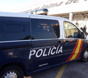 Furg&oacute;n policial en el aeropuerto de Palma.