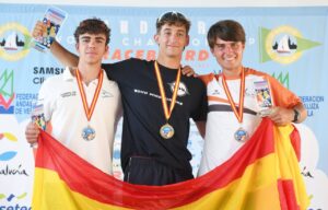 H&eacute;ctor P&eacute;rez del &Aacute;lamo, a la derecha con su medalla de bronce.