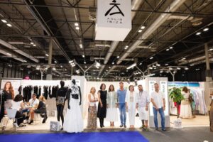 La consellera Maria Fajarn&eacute;s junto a los dise&ntilde;adores ibicencos.