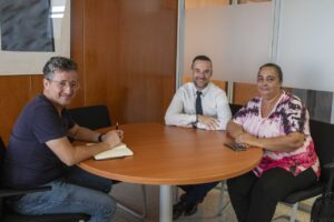 El conseller de Transporte del Consell Insular de Ibiza, Mariano Juan, y el director insular de Transporte, Roberto Algaba, y presidenta de la Asociaci&oacute;n de Familias de Alumnos (AFA) del IES Bal&agrave;fia, Pilar Ferrando.