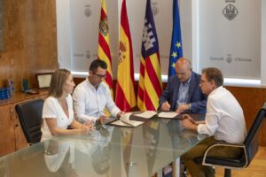 Firma del acuerdo entre el Consell y el Ayuntamiento.