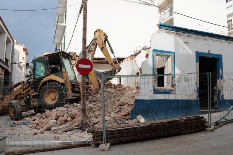 Demolición de Can Tunís en Sant Antoni.