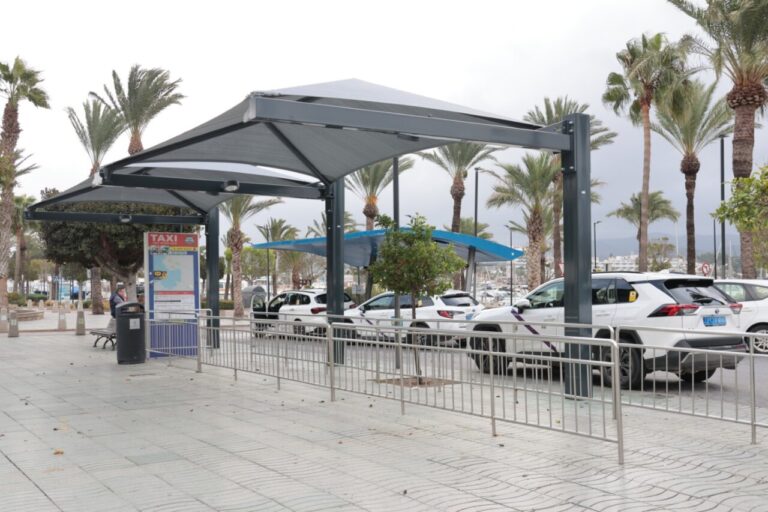 Instalación de toldos en la parada de taxis del Passeig de ses Fonts.