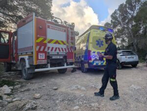 Bomberos en la cueva de Es Culleram, en el municipio de Sant Joan